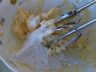 13、双色冰淇淋曲奇,分两次加入糖粉低速打