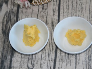 16、双色冰淇淋曲奇,把黄油分成均等两份