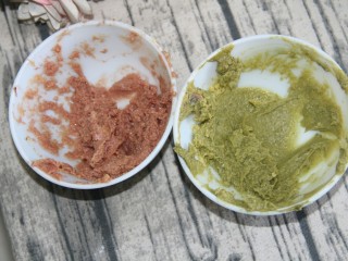 18、双色冰淇淋曲奇,用刮刀搅拌均匀