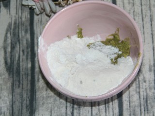 19、双色冰淇淋曲奇,把低粉和杏仁粉一半，倒入黄油抹茶混合液中