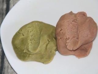 22、双色冰淇淋曲奇,用手指挖一下，成如图状态即可