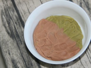 23、双色冰淇淋曲奇,把两种面团放入一个碗中