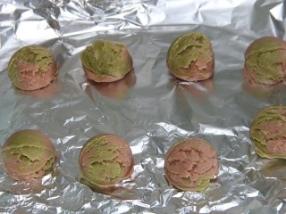 24、双色冰淇淋曲奇,用冰淇淋勺挖成一个一个的冰淇淋团