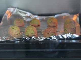 25、双色冰淇淋曲奇,先预热烤箱160度，预热好调整150度上下火，烤35分钟左右，中下层