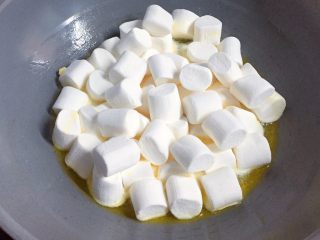 3、网红甜品+雪花酥,待黄油全部融化后,放入棉花糖。