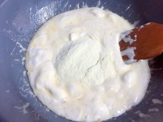 5、网红甜品+雪花酥,直至棉花糖全部融化并开始拉丝时,加入奶粉。