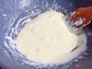 6、网红甜品+雪花酥,彻底搅拌均匀。