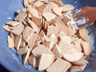 7、网红甜品+雪花酥,然后加入饼干、花生米、葡萄干和蔓越梅。(饼干事先掰碎了的,我买的是大个的早餐饼干)