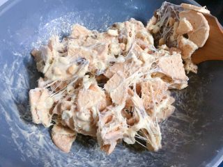 8、网红甜品+雪花酥,关火,快速轻轻翻拌均匀。