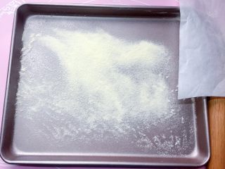 9、网红甜品+雪花酥,不粘烤盘底部先筛一层奶粉防粘。(这步需要事先准备好)