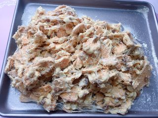 10、网红甜品+雪花酥,然后戴上一次性手套,两只手拿着糖团不断外翻,使每一块饼干都均匀的裹上糖。(一个人在家,这个动作实在没法拍照,望谅解)