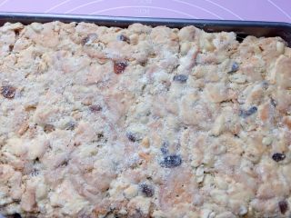 12、网红甜品+雪花酥,在雪花酥还有余温的时候,在表面撒上一层奶粉。