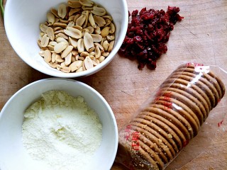 1、微波炉美食+雪花酥,先做准备工作,花生米掰小块,蔓越莓切碎