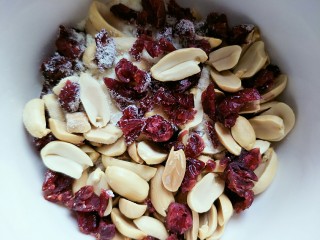 2、微波炉美食+雪花酥,除饼干之外的三种材料混合在一起备用