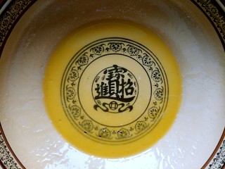 3、微波炉美食+雪花酥,黄油放在一个可以在微波炉加热的容器里,高火一分半