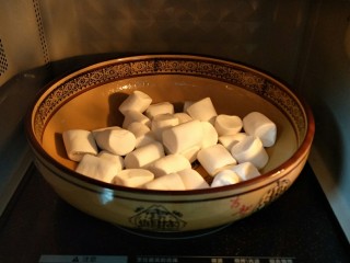 4、微波炉美食+雪花酥,把棉花糖放进去,高火一分钟