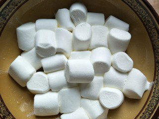 5、微波炉美食+雪花酥,一分钟以后,棉花糖变的更胖啦