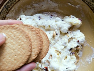 7、微波炉美食+雪花酥,搅拌均匀后放入饼干