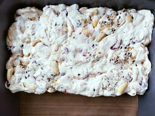 9、微波炉美食+雪花酥,放入烤盘里进行整形