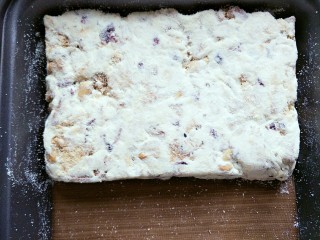 10、微波炉美食+雪花酥,在表面撒上一层奶粉