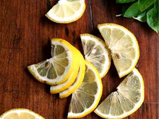 1、烟熏意大利干酪柠檬披萨,如果你用的披萨盘,可以先把烤架放在烤箱的上数第三层，然后把烤盘放在上面。把烤箱预热到最高温度250度- 280度，预热一小时。如果你只用烤架，那就放在烤箱中层就好。