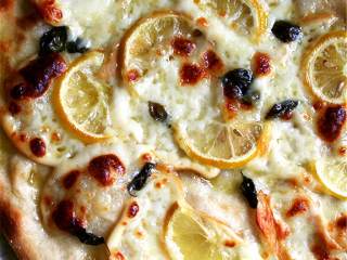 4、烟熏意大利干酪柠檬披萨,把3盎司奶酪铺在表面，留下一个1英寸边缘。把柠檬片和新鲜罗勒叶放在奶酪上，浇上特级初榨橄榄油。