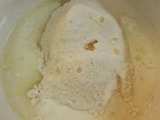 2、披萨,将糖，盐，酵母粉，牛奶，蛋清，油，一起倒入面粉内搅拌