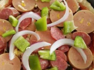 11、披萨,再铺上一层香肠和玉米肠，还有几根洋葱和青椒做点缀