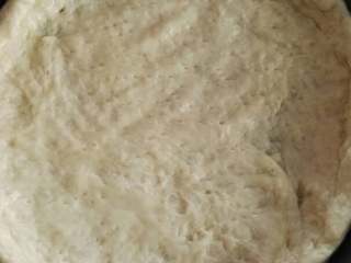 8、披萨,先在地盘上涂层食用油，然后做披萨底，再用叉子戳些小孔