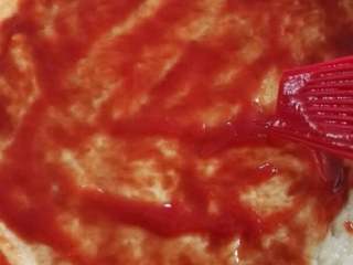 9、披萨,涂上番茄酱