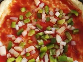 10、披萨,洒上青椒和洋葱，再铺上一层芝士