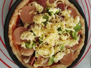 12、披萨,最后再铺上一层厚厚的芝士，再在披萨边上涂上一层薄薄的食用油