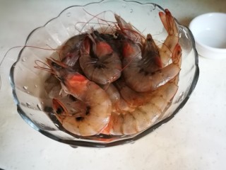 1、软炸大虾,大虾去头去壳入砂线 