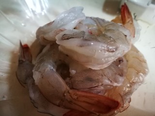 2、软炸大虾,冲洗干净