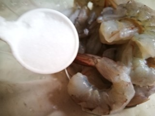 3、软炸大虾,加入盐
