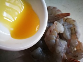 4、软炸大虾,加入姜汁