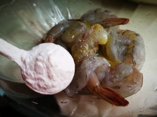 6、软炸大虾,加少许生粉 拌匀