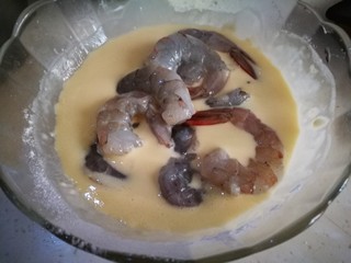 8、软炸大虾,将大虾放入糊中