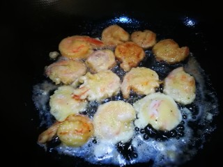 9、软炸大虾,锅中油热 下裹好面糊的大虾