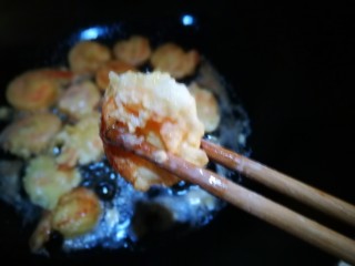 10、软炸大虾,炸制两面焦黄盛出