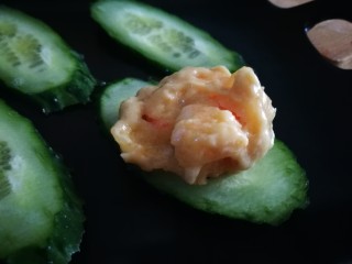 12、软炸大虾,盘中摆好黄瓜片 将虾放好