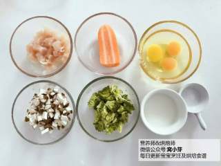 1、宝宝辅食：西兰花鸡肉烘蛋,准备好所有食材。鸡肉、胡萝卜、香菇、西兰花切小丁。