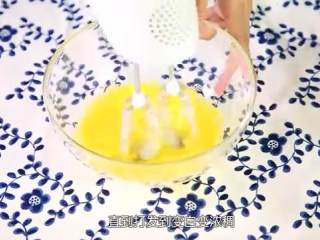 4、提拉米苏,打发蛋黄到发白浓稠状