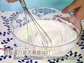 6、提拉米苏,检查蛋白是否需要抽打，如果有气泡不均匀的情况，用抽动打蛋器把蛋清抽打回均匀细腻状