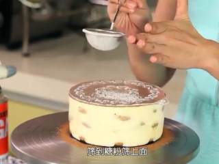 19、提拉米苏,提拉米苏装饰，这里用的是防潮可可粉和防潮糖粉，用糖粉筛出图案，就非常的漂亮喽