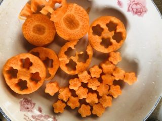 5、紫菜西兰花树（凉拌菜）,胡萝卜花完工。剩下的胡萝卜可以做其他的配菜。