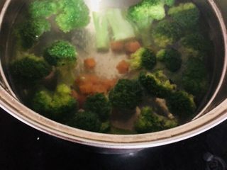 7、紫菜西兰花树（凉拌菜）,水开后焯烫至西兰花熟后捞出备用