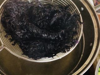 8、紫菜西兰花树（凉拌菜）,准备紫菜。紫菜只要一点点就可以了。