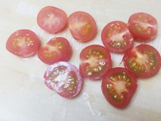 1、日式米粉比萨											,一次发酵的时候准备调料。把C都掉到碗里搅拌。把小番茄切成一半。