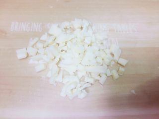 2、日式米粉比萨											,奶酪也切一块